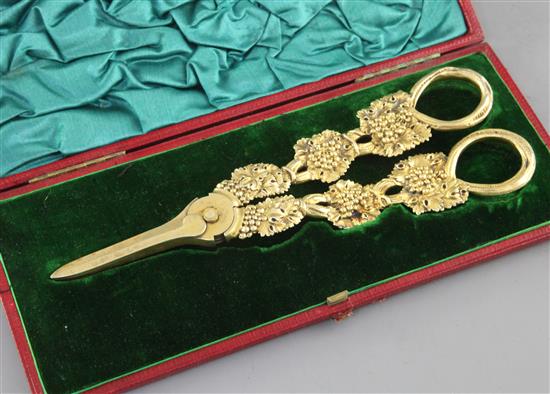 A cased pair of George IV silver gilt grape shears, 17.7cm.